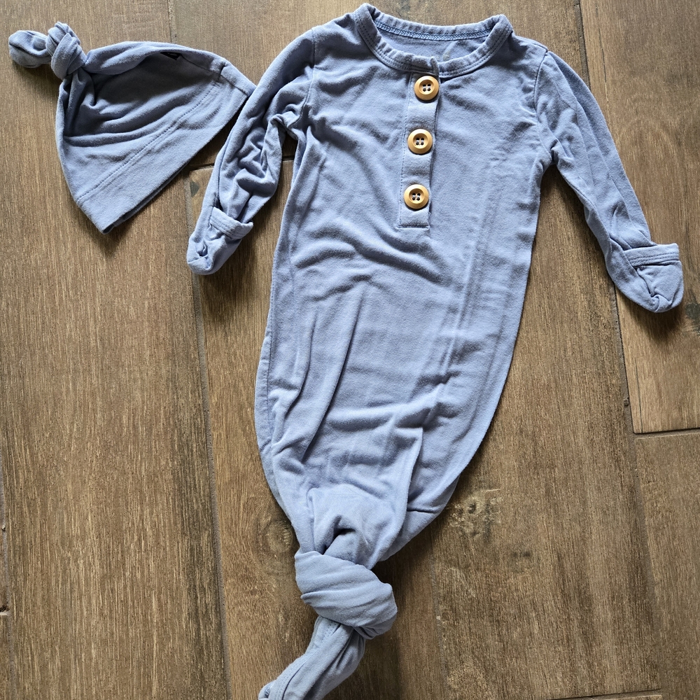 Kyte BABY Light Blue Knotted Gown and Hat Set